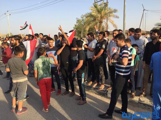 بالصور ... المئات من انصار التيار الصدري في الناصرية يتظاهرون احتجاجا على قانون الانتخابات