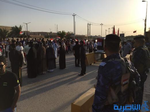 بالصور ... المئات من انصار التيار الصدري في الناصرية يتظاهرون احتجاجا على قانون الانتخابات
