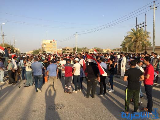 بالصور ... المئات من انصار التيار الصدري في الناصرية يتظاهرون احتجاجا على قانون الانتخابات