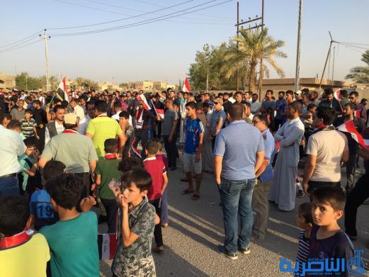 بالصور ... المئات من انصار التيار الصدري في الناصرية يتظاهرون احتجاجا على قانون الانتخابات