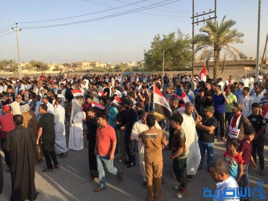 بالصور ... المئات من انصار التيار الصدري في الناصرية يتظاهرون احتجاجا على قانون الانتخابات