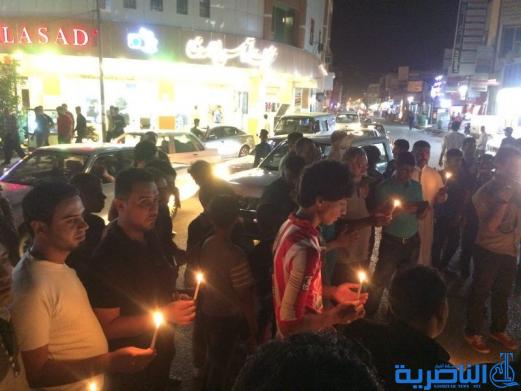 بالصور: الناصرية توقد الشموع حزنا على شهداء الكرادة