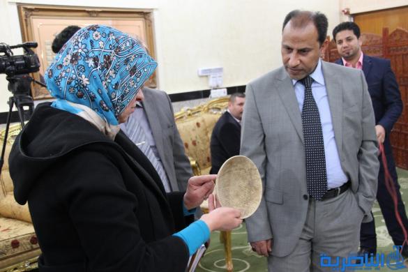 مواطن من ناحية الفجر يسلم محافظ ذي قار 102 قطعة اثرية – تقرير مصور -