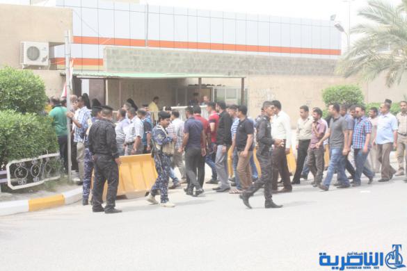 ضباط ومنتسبو شؤون الداخلية يتظاهرون في الناصرية احتجاجا على نقلهم الى بغداد - تقرير مصور -