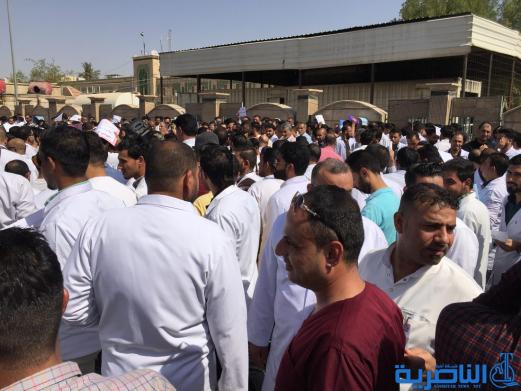 العشرات من ذوي المهن الصحية يتظاهرون في الناصرية للمطالبة بتحسين رواتبهم - تقرير مصور -