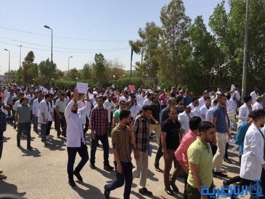 العشرات من ذوي المهن الصحية يتظاهرون في الناصرية للمطالبة بتحسين رواتبهم - تقرير مصور -