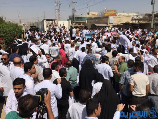 العشرات من ذوي المهن الصحية يتظاهرون في الناصرية للمطالبة بتحسين رواتبهم - تقرير مصور -