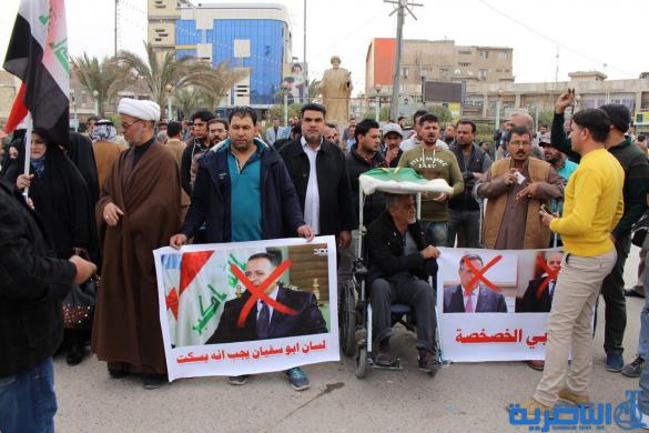 بالصور:العشرات يتظاهرون امام توزيع كهرباء ذي قار احتجاجا على الخصخصة 