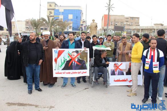 بالصور:العشرات يتظاهرون امام توزيع كهرباء ذي قار احتجاجا على الخصخصة 