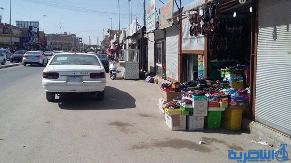 بالصور : بلدية الناصرية تسطو على الارصفة ، وناشطون يعلقون “ اوقفوا هذا الفساد “
