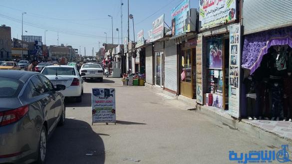 بالصور : بلدية الناصرية تسطو على الارصفة ، وناشطون يعلقون “ اوقفوا هذا الفساد “