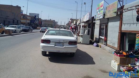 بالصور : بلدية الناصرية تسطو على الارصفة ، وناشطون يعلقون “ اوقفوا هذا الفساد “
