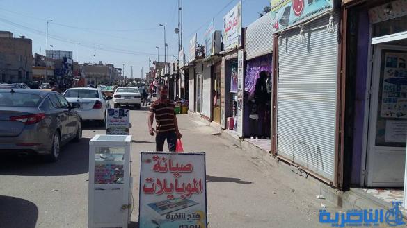 بالصور : بلدية الناصرية تسطو على الارصفة ، وناشطون يعلقون “ اوقفوا هذا الفساد “