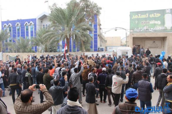 بالصور:العشرات يتظاهرون امام توزيع كهرباء ذي قار احتجاجا على الخصخصة 