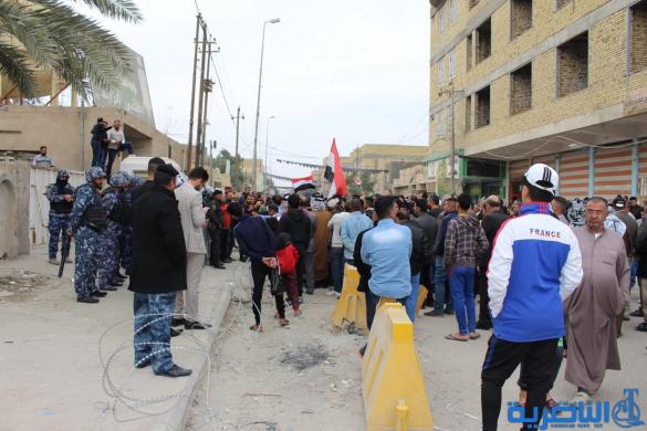 بالصور:العشرات يتظاهرون امام توزيع كهرباء ذي قار احتجاجا على الخصخصة 