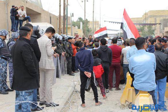 بالصور:العشرات يتظاهرون امام توزيع كهرباء ذي قار احتجاجا على الخصخصة 