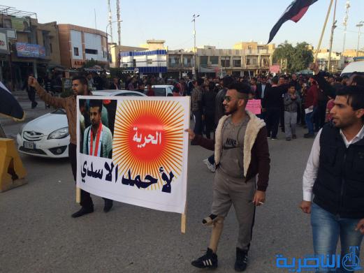 بالصور : متظاهرو الناصرية يجددون مطالبتهم بالاصلاح الحكومي والغاء الاستقطاع من مرتبات الموظفين 
