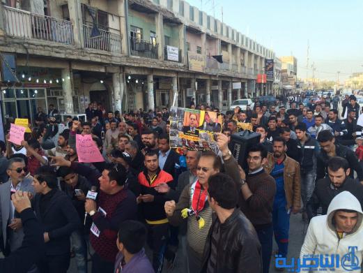 بالصور : متظاهرو الناصرية يجددون مطالبتهم بالاصلاح الحكومي والغاء الاستقطاع من مرتبات الموظفين 