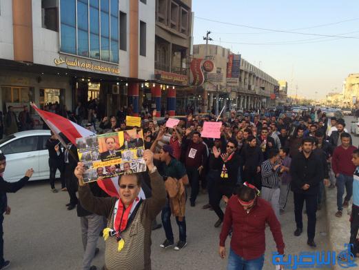 بالصور : متظاهرو الناصرية يجددون مطالبتهم بالاصلاح الحكومي والغاء الاستقطاع من مرتبات الموظفين 
