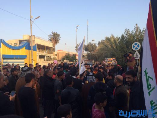 بالصور : متظاهرو الناصرية يجددون مطالبتهم بالاصلاح الحكومي والغاء الاستقطاع من مرتبات الموظفين 