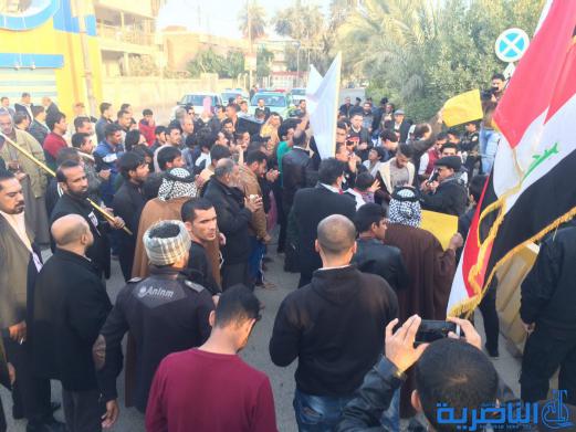 بالصور : متظاهرو الناصرية يجددون مطالبتهم بالاصلاح الحكومي والغاء الاستقطاع من مرتبات الموظفين 