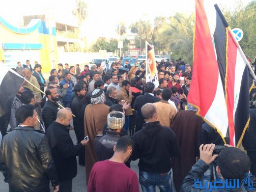 بالصور : متظاهرو الناصرية يجددون مطالبتهم بالاصلاح الحكومي والغاء الاستقطاع من مرتبات الموظفين 