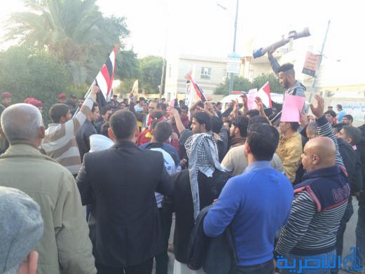 بالصور : متظاهرو الناصرية يجددون مطالبتهم بالاصلاح الحكومي والغاء الاستقطاع من مرتبات الموظفين 