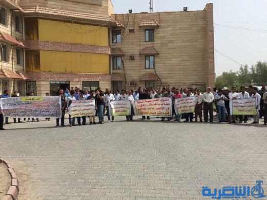 وقفة احتجاجية للكوادر الطبية في ذي قار رفضا لاقالة مدير الصحة - تقرير مصور -