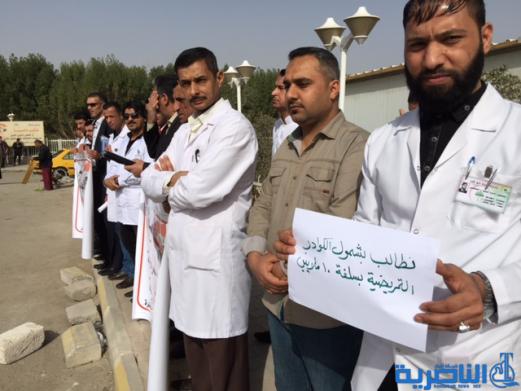  وقفة احتجاجية لذوي المهن الصحية في ذي قار للمطالبة باطلاق الترفيعات - تقرير مصور -
