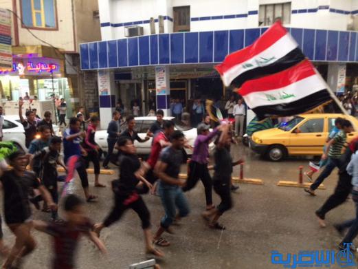 بالصور:العشرات يتظاهرون في الناصرية للمطالبة بتشكيل حكومة تكنوقراط