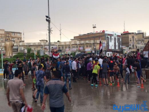 بالصور:العشرات يتظاهرون في الناصرية للمطالبة بتشكيل حكومة تكنوقراط