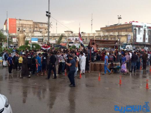 بالصور:العشرات يتظاهرون في الناصرية للمطالبة بتشكيل حكومة تكنوقراط