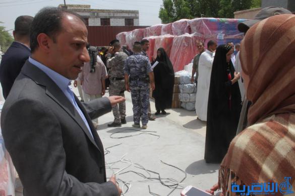 محافظ ذي قار يشرف على توزيع مساعدات التأثيث على اكثر من 400 اسرة النازحة – تقرير مصور -