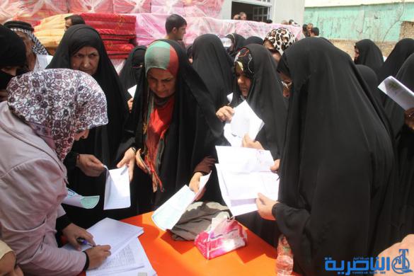 محافظ ذي قار يشرف على توزيع مساعدات التأثيث على اكثر من 400 اسرة النازحة – تقرير مصور -