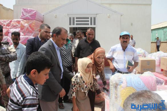 محافظ ذي قار يشرف على توزيع مساعدات التأثيث على اكثر من 400 اسرة النازحة – تقرير مصور -