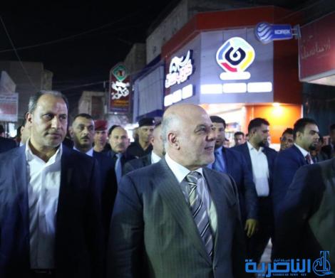 بالصور: شاي وسيلفي ، العبادي متجولا في شوارع الناصرية