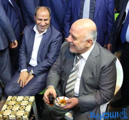 بالصور: شاي وسيلفي ، العبادي متجولا في شوارع الناصرية