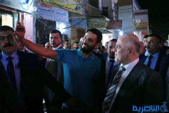 بالصور: شاي وسيلفي ، العبادي متجولا في شوارع الناصرية