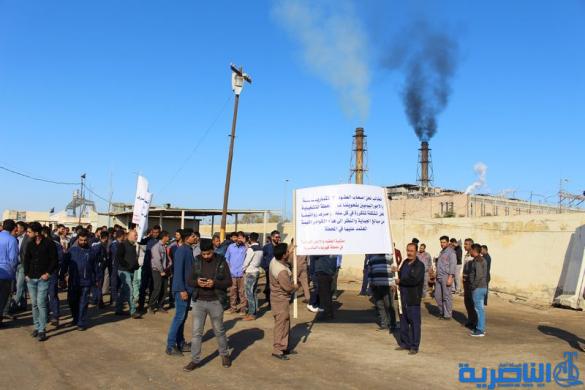 العشرات من الاجراء في كهرباء الناصرية يتظاهرون للمطالبة بالرواتبهم والتثبيت على الملاك  - تقرير مصور - 