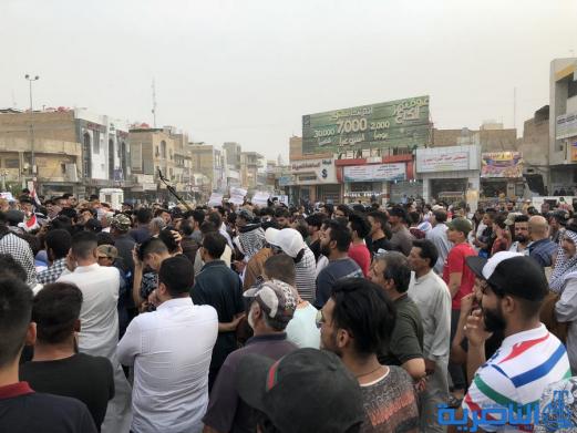بالصور:متظاهرون في الناصرية يطالبون حكومة بغداد بتحسين الخدمات وتامين فرص العمل