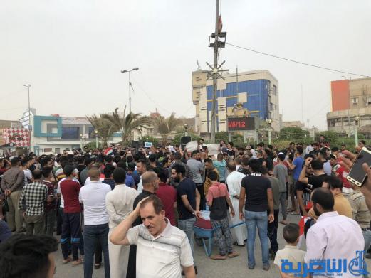 بالصور:متظاهرون في الناصرية يطالبون حكومة بغداد بتحسين الخدمات وتامين فرص العمل