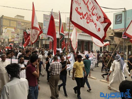 بالصور:متظاهرون في الناصرية يطالبون حكومة بغداد بتحسين الخدمات وتامين فرص العمل