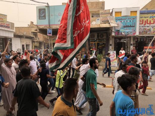 بالصور:متظاهرون في الناصرية يطالبون حكومة بغداد بتحسين الخدمات وتامين فرص العمل