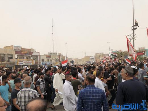 بالصور:متظاهرون في الناصرية يطالبون حكومة بغداد بتحسين الخدمات وتامين فرص العمل