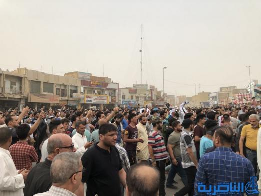 بالصور:متظاهرون في الناصرية يطالبون حكومة بغداد بتحسين الخدمات وتامين فرص العمل