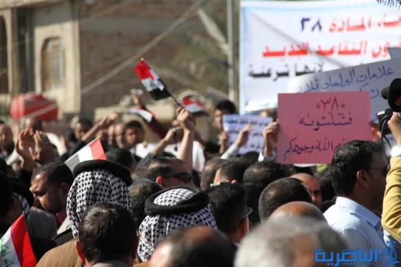 متظاهرو الناصرية : مستمرون بالتظاهر حتى الغاء المواد "المخجلة" المتعلقة بتقاعد البرلمانيين - تقرير مصور -