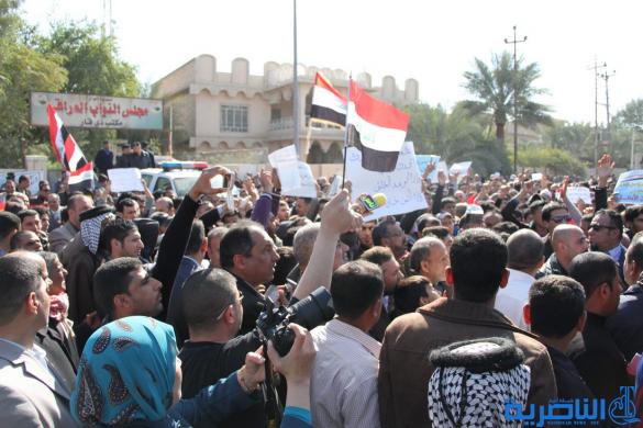 متظاهرو الناصرية : مستمرون بالتظاهر حتى الغاء المواد "المخجلة" المتعلقة بتقاعد البرلمانيين - تقرير مصور -