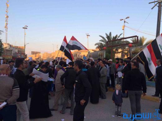 بالصور : متظاهرو الناصرية يطالبون العبادي بالاعتذار ويؤكدون استمرار التظاهرات السلمية