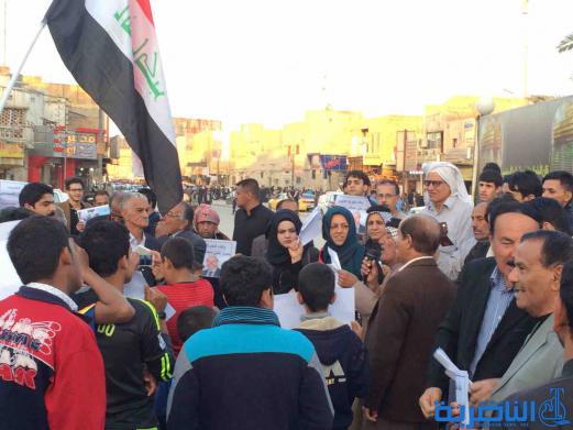 بالصور : متظاهرو الناصرية يطالبون العبادي بالاعتذار ويؤكدون استمرار التظاهرات السلمية