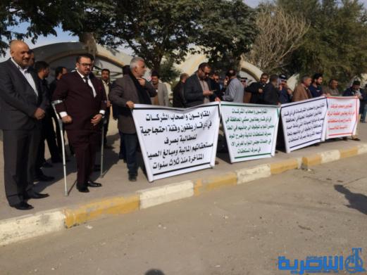مقاولو ذي قار ينظمون وقفة احتجاجية للمطالبة بمستحقاتهم المالية المتاخرة - تقرير مصور-